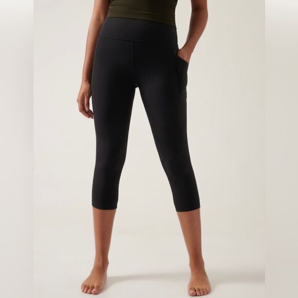 NWT Athleta Salutation Stash Capri. Black.Medium